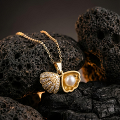Sparkling Seashell Locket Necklace | Gold-Plated Stainless Steel – KZ8812308