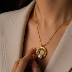 Golden Orbit Pearl Pendant | Gold-Plated Stainless Steel – KZ8812353