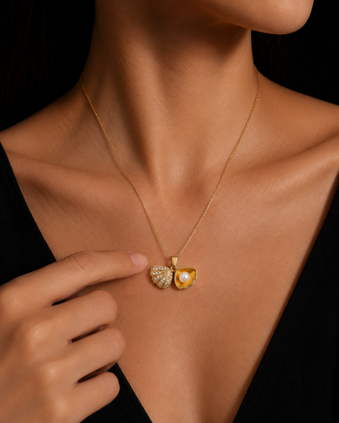 Sparkling Seashell Locket Necklace | Gold-Plated Stainless Steel – KZ8812308
