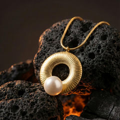 Golden Orbit Pearl Pendant | Gold-Plated Stainless Steel – KZ8812353